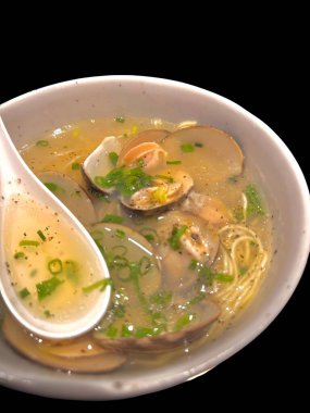 Lezzetli Asya mutfağı ve şehriye çorbasını yakından izleyin.