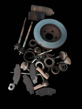 Siyah arkaplanda araba parçaları