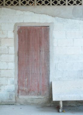 Beton duvarda ahşap bir kapı.