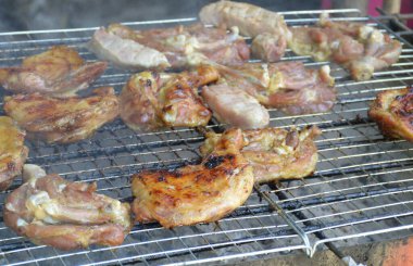 Izgarada kızarmış domuz ve tavuk.