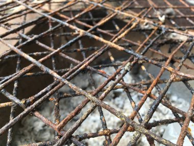 Fırında paslı metal ızgara.