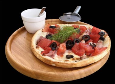 Jambonlu pizza, domates ve zeytinli.