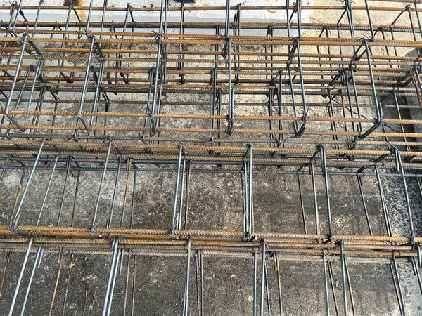 İnşaat betonla, çimento demirle 