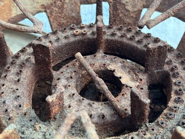 Eski paslı metal tekerlek