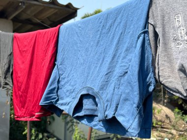 Bir evin çatısındaki iki gömleğin yakın çekimi.