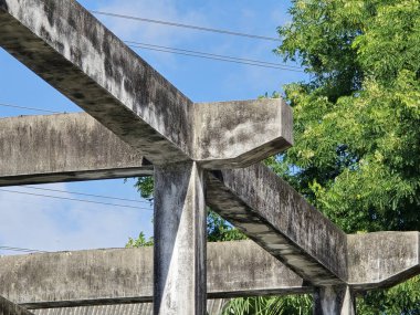 Eski demir çitin yapısı.