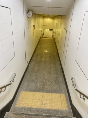 Boş bir metro tünelinin içinde.
