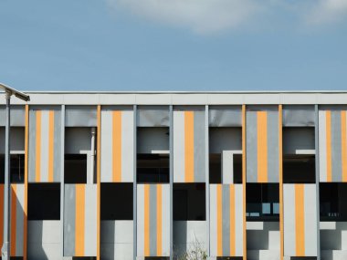 Pencereli, dış görünüşlü modern bina