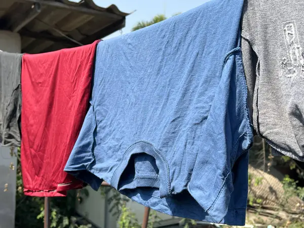 Bir evin çatısındaki iki gömleğin yakın çekimi.