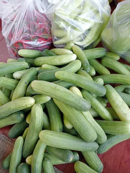 Piyasada yeşil ve kırmızı sebzeler