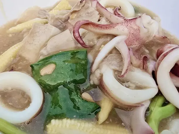 Lezzetli bir Asya yemeği, domuz soslu pirinç eriştesi.