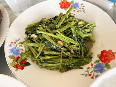 Çin 'in sabah zaferini fesleğen ve sarımsak sosuyla karıştırın.