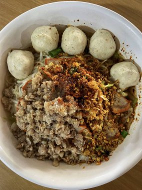 Lezzetli Asya yemekleri ve baharatlı eriştenin yakın görüntüsü.