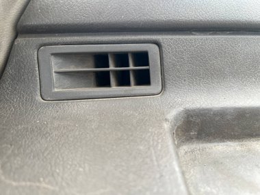 Hava filtresiyle arabanın klimasını kapat.