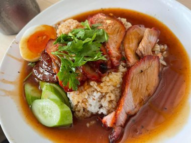 Tayland usulü kızarmış pilav ve sebze.