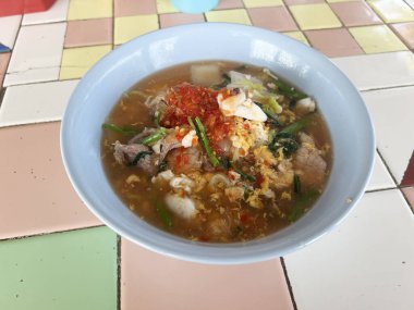 domuz eti ve yumurta noodle