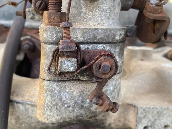 Zincirli paslı eski bir boru.