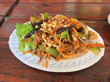 Kızarmış balığı sebzeyle karıştır