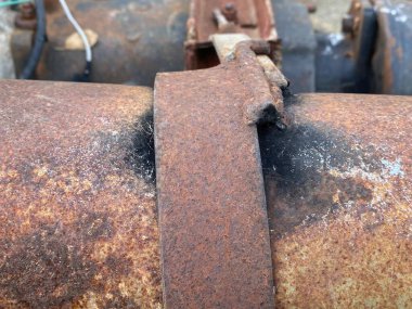 Paslı metalle eski paslı boru.