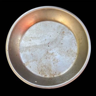 boş metal pan siyah arkaplanda izole edildi