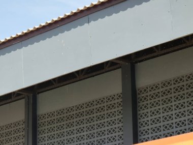 Binanın çatısına.