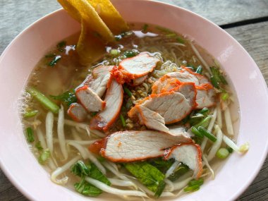 Baharatlı erişte ve çorba.