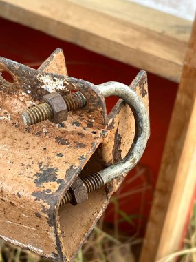 Bir demir testeresi ve sapı var.