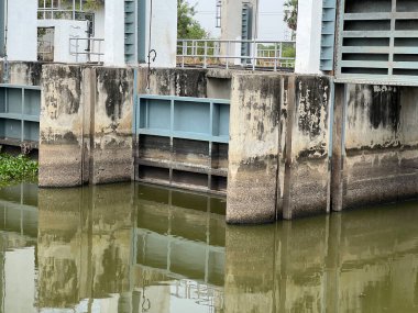 Beton su ve su dolu bir baraj.