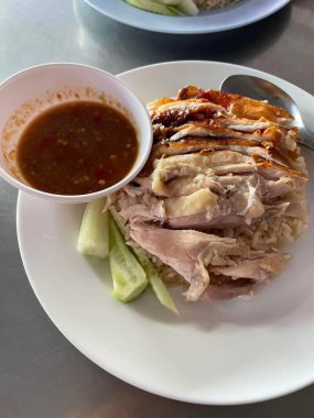 Sebze ve soslu ızgara tavuk.