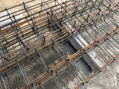 Beton şeklinde beton bir duvar inşa etmek