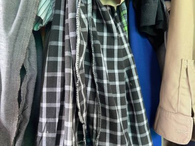 Gardıropta renkli kıyafetler yığını