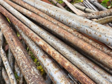 İnşaat alanındaki paslı çelik boru..