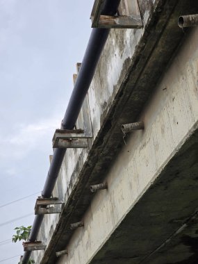 Yol köprüsünün beton duvarı