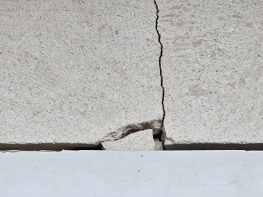 Delikli eski beton bir duvar.