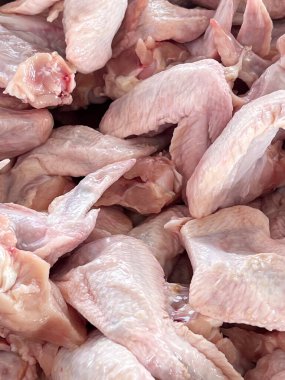 Piyasada taze çiğ tavuk kanadı