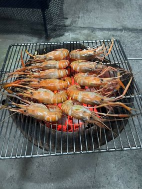 soba üzerinde ızgara karides