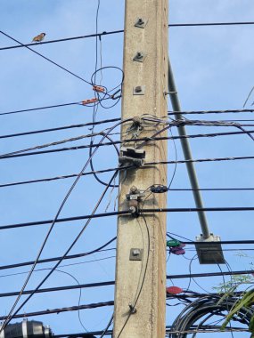 yüksek voltajlı elektrik hatları ve elektrik direği