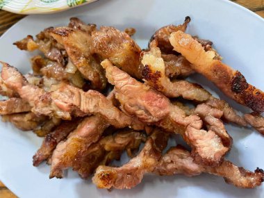 Kızarmış domuz pirzolası ve kızarmış et.