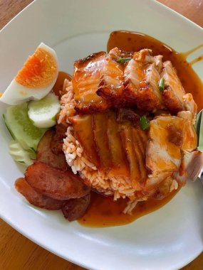 Kızarmış pilav ve kırmızı domuz, Tayland yemeği tarzı..