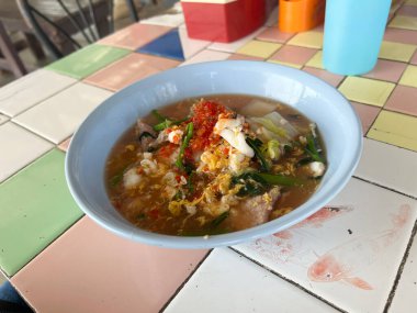 Tabakta Tayland yemeği. Erişteli Tayland usulü çorba.