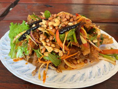 Kızarmış balık ve sebzeli salata