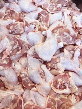 Süpermarkette tavuk bacağı. Tavuk eti pişti..