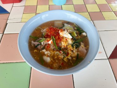 tavuk ve sebze kızarmış noodle