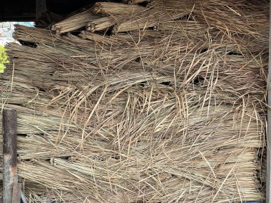 Bambu çubukları ve samanları kapatın.