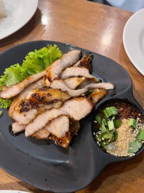 Soslu ızgara domuz eti ve sebze.