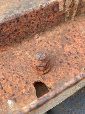 Demirde delik olan paslı demir..