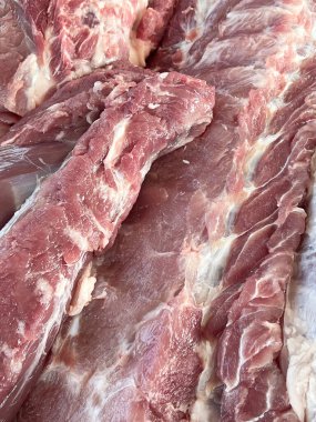 Çiğ domuz kaburgası, yakın plan, üst manzara.