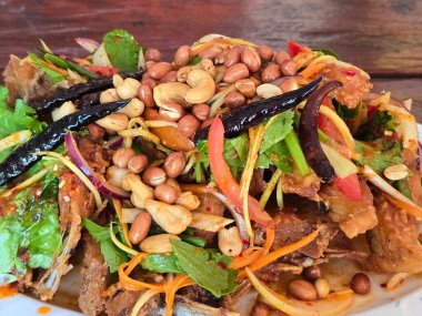 Tayland yemeği pilavı ve sebzeli baharatlı salata.