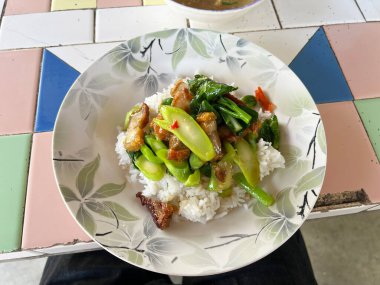 Tayland yemeği, tavuk, kızarmış pirinç ve beyaz tabakta fesleğen.