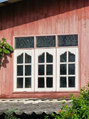 Tayland kırsalında beyaz pencereli bir evin penceresi